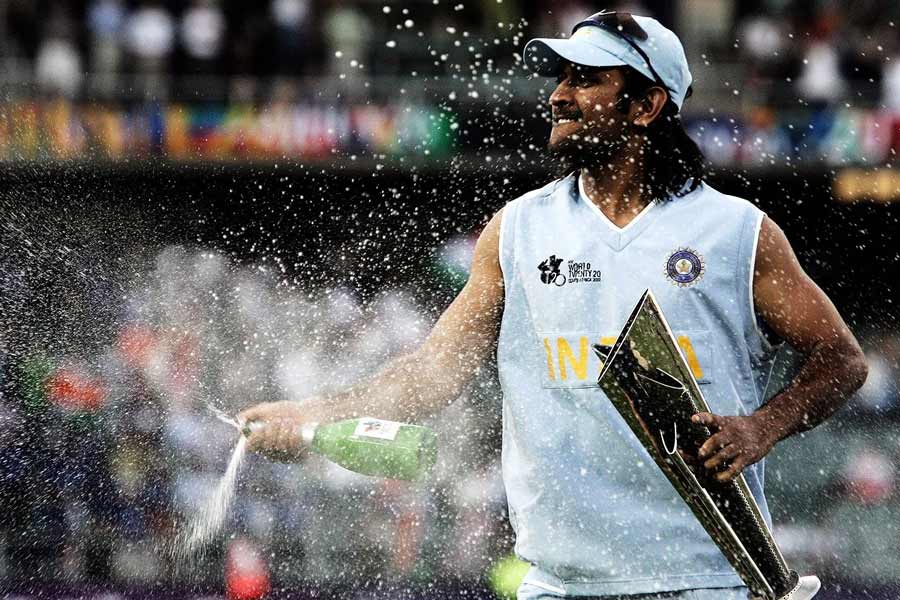 ২০০৭ সালে ভারতকে ট্রফি এনে দিয়েছিলেন মহেন্দ্র সিংহ ধোনি। টি-টোয়েন্টি বিশ্বকাপ হাতে নিয়ে শ্যাম্পেন ছিটিয়ে তাঁর হাঁটার ছবি এখনও ভারতীয় ক্রিকেটপ্রেমীদের মনে রয়ে গিয়েছে। সেই ছবির মধ্যে ছিল ক্রিকেটকে শাসন করার তেজ, কিন্তু কখনওই ট্রফিকে অপমান করে নয়।