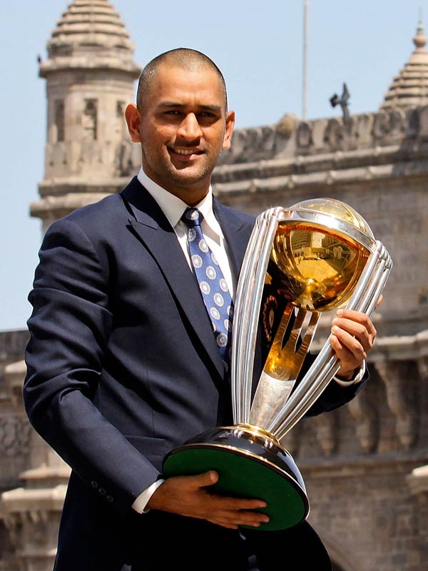 ২০১১ সালে বিশ্বকাপ এক দিনের জিতেছিল ভারত। দ্বিতীয় বার ভারতের এক দিনের বিশ্বকাপ জয়। যে ট্রফি হাতে নিয়ে ধোনি ছবি তুলেছিলেন ইন্ডিয়া গেটের সামনে। এক হাত ট্রফির নীচে, অন্য হাতে এলিয়ে রাখা ট্রফিটি। দেখে মনে হবে ধোনির কত আপন জিনিস সেটি।