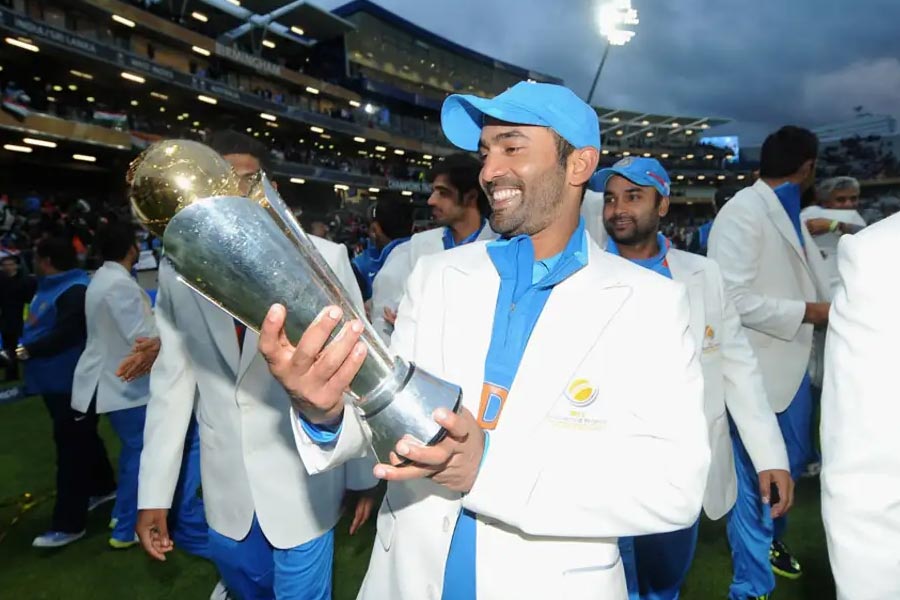 ভারত শেষ বার আইসিসি ট্রফি জিতেছিল ২০১৩ সালে। সে বার দেখা গিয়েছিল দীনেশ কার্তিককে অবাক চোখে ট্রফির দিকে তাকিয়ে থাকতে। ধোনির ভারতের অন্যতম সদস্য ছিলেন কার্তিক। একগাল হাসি নিয়ে ট্রফির দিকে তাকিয়ে ছিলেন তিনি।