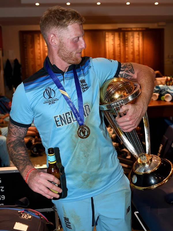 শুধু ভারতীয় ক্রিকেটারেরা নন, ইংল্যান্ডের বেন স্টোকসকেও দেখা গিয়েছিল ট্রফিকে জড়িয়ে ধরতে। ২০১৯ সালে ইংল্যান্ড বিশ্বকাপ জিতেছিল। যে ভাবে বন্ধুর কাঁধে হাত রাখা হয়, স্টোকস ঠিক সে ভাবে ট্রফিটি ধরেছিলেন। ইংল্যান্ডের প্রথম বার বিশ্বকাপ জয়ের পথ বড়ই বন্ধুর। ম্যাচ এবং সুপার ওভার ড্র হওয়ার পর বাউন্ডারি বেশি মারার কারণে জিতেছিল তারা। তার পর ট্রফিকে বন্ধু হিসাবে কাছে টেনে নিয়েছিলেন স্টোকস।