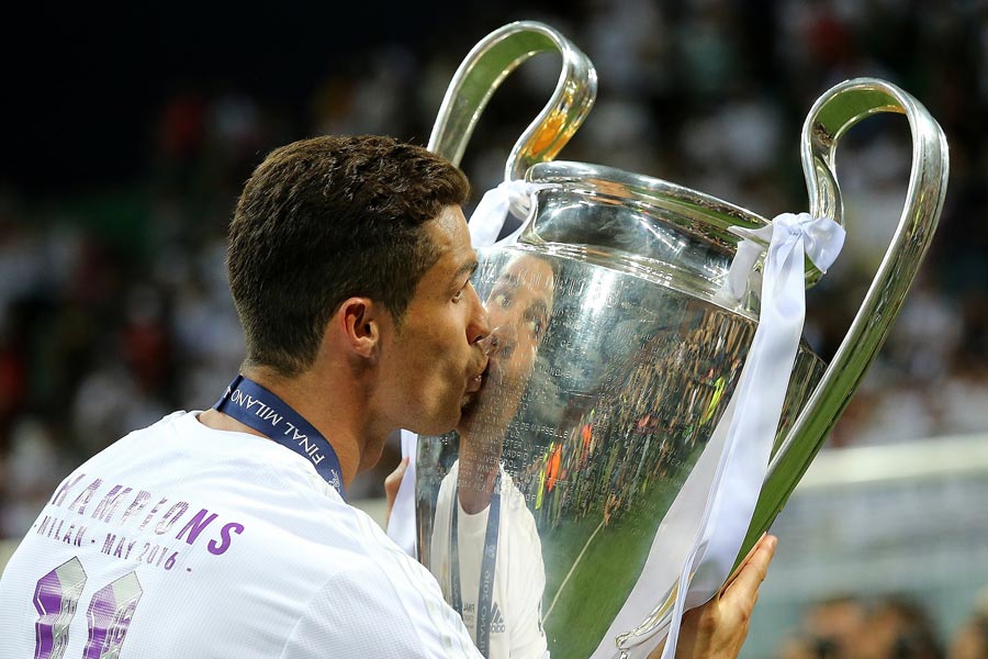 ক্রিশ্চিয়ানো রোনাল্ডো চ্যাম্পিয়ন্স লিগ জিতে চুমু খেয়েছিলেন ট্রফিতে। ২০১৬ সালে ট্রফি জিতে সেই দৃশ্য দেখা যায়। তবে এই দৃশ্য ব্যতিক্রম নয়। ট্রফি জয়ের পর এই ছবিই বার বার দেখা গিয়েছে।