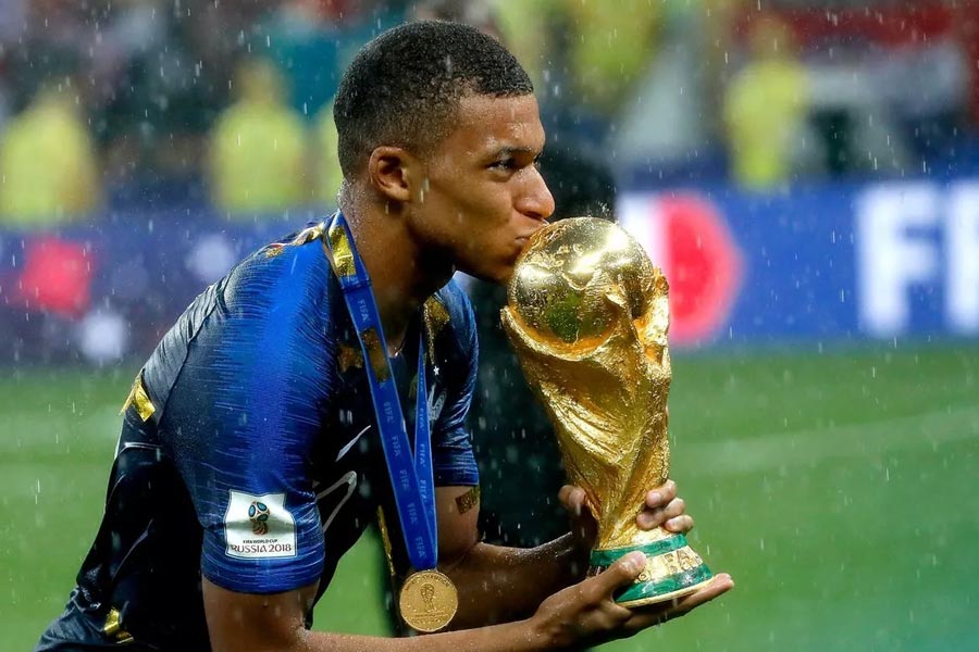 ২০১৮ সালে ফ্রান্সের হয়ে বিশ্বকাপ জিতেছিলেন কিলিয়ান এমবাপে। ১৯ বছর বয়সে ট্রফি জিতে আবেগে ভাসছিলেন এমবাপে। তাঁকে দেখা গিয়েছিল পরম যত্নে ট্রফিতে চুম্বন করতে।