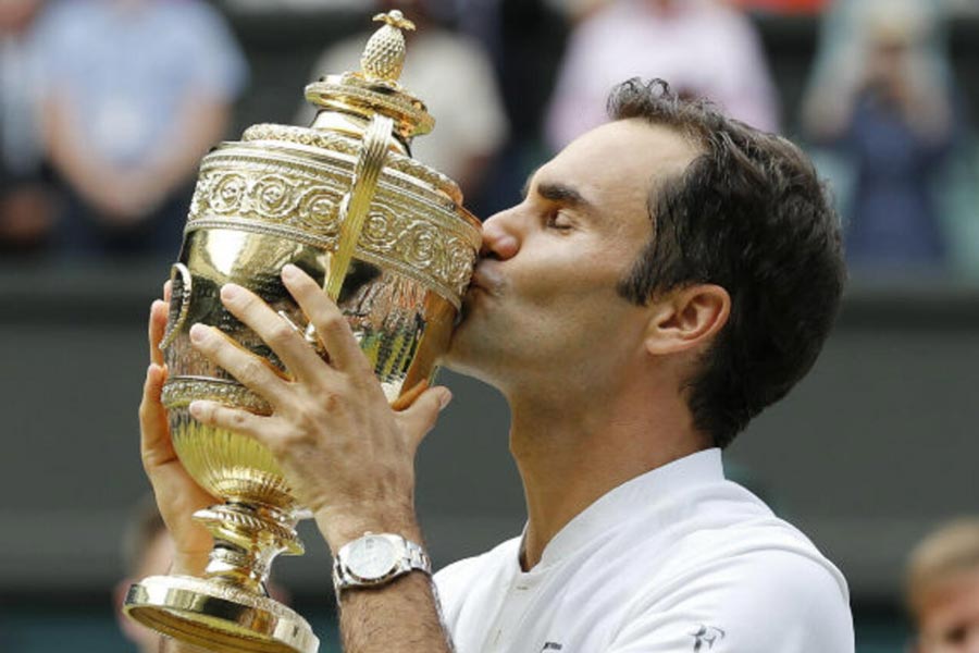 টেনিস বিশ্বেও এই ছবি দেখা যায়। উইম্বলডন জিতে ট্রফিতে চুমু খেয়েছিলেন রজার ফেডেরার। সুইস টেনিস তারকা আট বার উইম্বলডন জিতেছেন। চোখ বন্ধ করে চুমু খেয়েছিলেন ট্রফিতে।