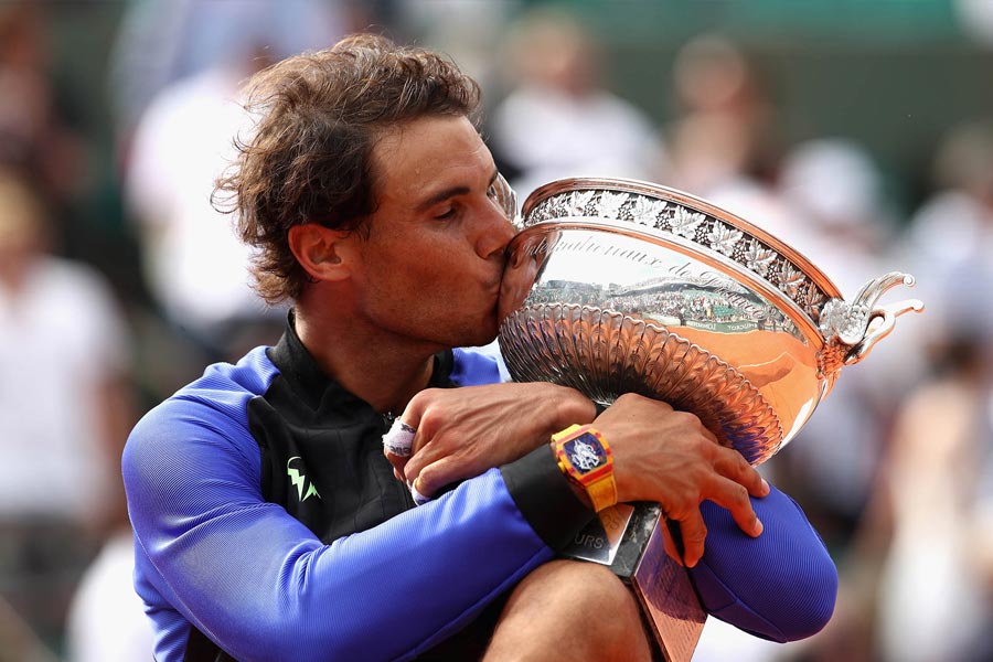 রাফায়েল নাদাল ফরাসি ওপেন জিতেছেন ১৪ বার। এত বার এক ট্রফি জিতেও কখনও ঔদ্ধত্য দেখা যায়নি তাঁর মধ্যে। ট্রফির গলা জড়িয়ে চুমু খেয়েছেন। বুঝিয়ে দিয়েছেন তাঁর কাছে সেই ট্রফি কতটা আপন।