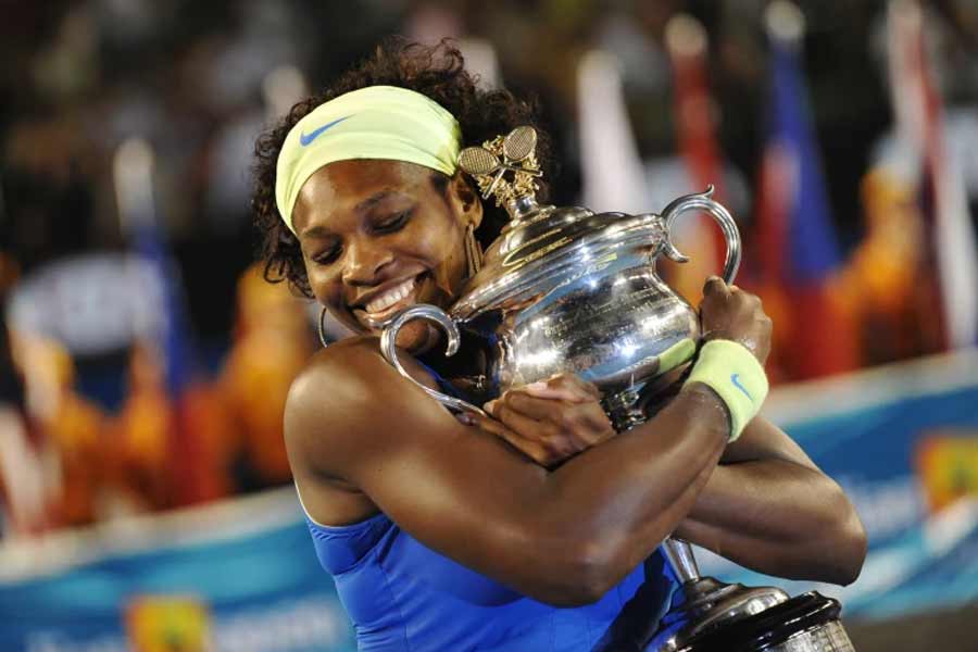 বাদ যাননি সেরিনা উইলিয়ামসও। আমেরিকার টেনিস-কন্যা ২৩টি গ্র্যান্ড স্ল্যামের মালকিন। অস্ট্রেলিয়ান ওপেন জিতেছেন সাত বার। সেই ট্রফি জিতে সন্তানের মতো তা জড়িয়ে ধরেছিলেন সেরিনা।