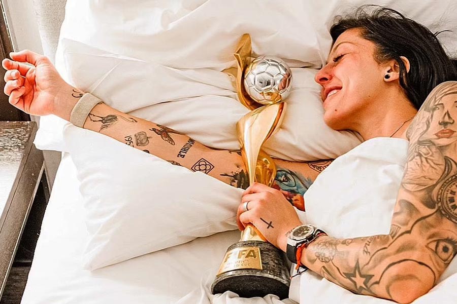 স্পেনের জেনিফার হারমোসো বিশ্বকাপ জয়ের পর ট্রফি নিয়ে বিছানায় শুয়েছিলেন। তাঁর সেই ছবি সমাজমাধ্যমে ভাইরাল হয়। পরম আদরে ট্রফি জড়িয়ে শুয়েছিলেন স্পেনের মহিলা ফুটবলার।