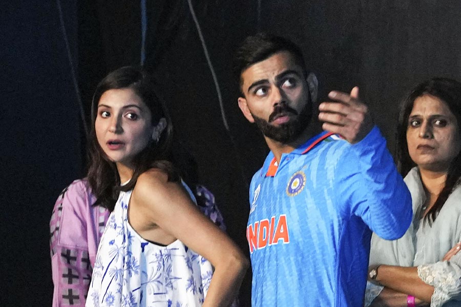 কিন্তু হঠাৎ ছন্দ পতন। তিন দিনের অনুশীলন ম্যাচ না খেলেই দেশে ফিরে এলেন বিরাট কোহলি। অবশ্য আসার আগে বোর্ডের সঙ্গে কথা বলেই এসেছেন।