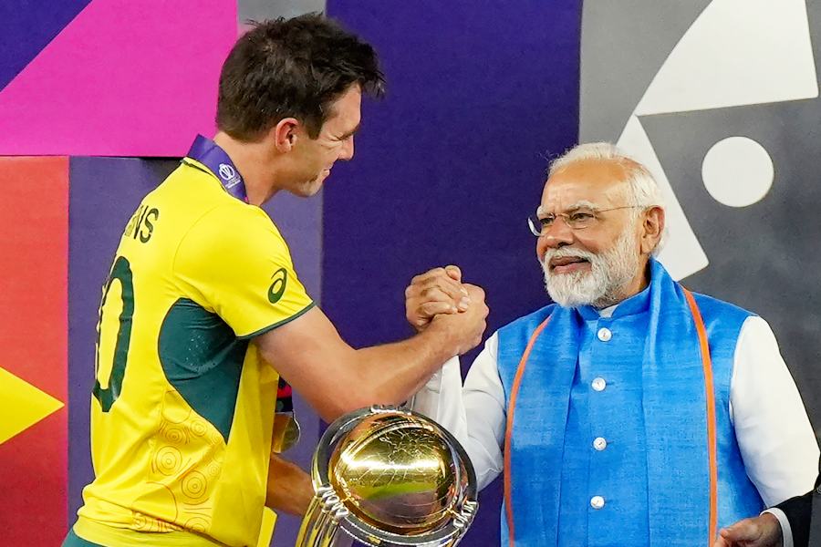 কামিন্সকে কাপ তুলে দিচ্ছেন মোদী।