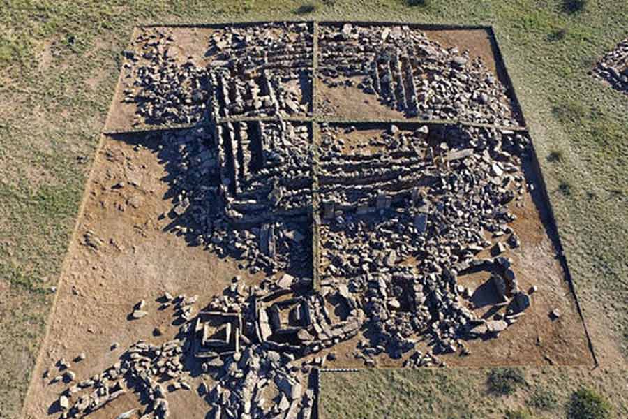 প্রায় তিন হাজার বছরের পুরনো ওই সমাধিস্থলটি উদ্ধার করে চমকে গিয়েছিলেন প্রত্নতত্ত্ববিদেরা। কারণ সমাধিস্থলটি ছিল একটি ছোটখাটো পিরামিড।