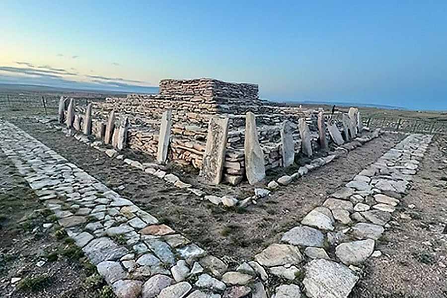 উচ্চতায় সামান্য খাটো। কিন্তু আকারে নেহাত কম নয় বেগাজি-ডান্ডিবাইয়ের এই পিরামিড। জমি থেকে এর উচ্চতা মাত্র ৫ ফুট হলেও দৈর্ঘে ৯৮ ফুট এবং প্রস্থে ৬৫ ফুট বিস্তৃত পিরামিডটি।