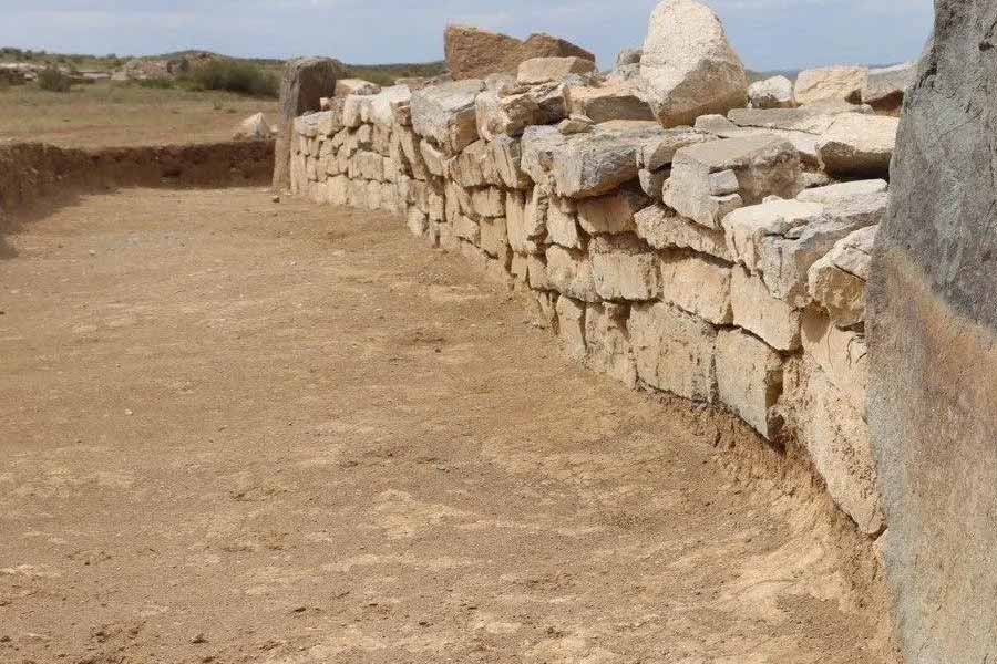 এ ছাড়াও ছিল পরিকল্পিত জলনিকাশি এবং জল সংগ্রহের ব্যবস্থা। ছিল উপাসনাস্থল, এমনকি বলি দেওয়ার বেদীও।