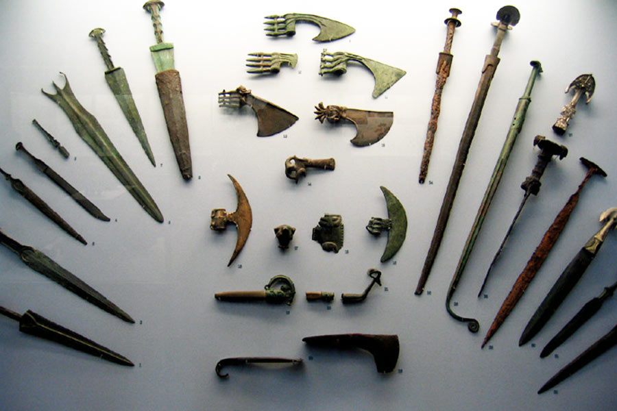 সে যুগে ধাতু বলতে ছিল ব্রোঞ্জ আর তামা। বেগাজি-ডান্ডিবাই সভ্যতার মানুষজন সেই ধাতু বিক্রি করতেন দেশবিদেশে। সে যুগে বিভিন্ন সভ্যতার সঙ্গে এই সভ্যতার অর্থনৈতিক আদান-প্রদানের প্রমাণও পেয়েছেন গবেষকেরা। গোটা ইউরেশিয়া জুড়ে বিস্তৃত ছিল সেই বাণিজ্যিক সম্পর্ক। গবেষকেরা বলছেন, পরবর্তী কালে এই অঞ্চলে আকরিক সোনা খননের প্রমাণও পাওয়া গিয়েছে।