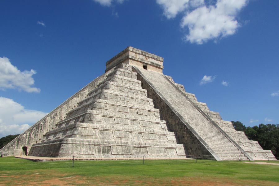 মায়া সভ্যতার সিঁড়ি দেওয়া পিরামিডের ছবি দেখেছেন কখনও। মেক্সিকোয় এমন অনেক সিঁড়ি-পিরামিড বা স্টেপ পিরামিডের দেখা মেলে। যা তৈরি করেছিলেন সময়ের থেকে অনেক এগিয়ে থাকা মায়া সভ্যতার মানুষেরা। বেগাজি-ডান্ডিবাই সভ্যতার পিরামিডকেও দেখতে হুবহু সেই সিঁড়ি পিরামিডের মতো।