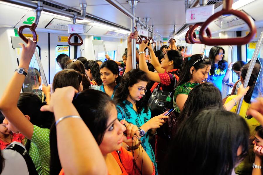 মেট্রো সফরে যাত্রীদের ওই রোমাঞ্চ আরও ঘনীভূত করতে আলোর সাহায্য নেওয়া হচ্ছে। সুড়ঙ্গের যে অংশ নদীর নীচে দিয়ে যাবে, ওই অংশের জন্য ব্যবহার করা হয়েছে নীল আলো। 