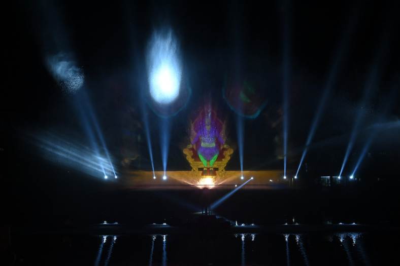 আজ জগদ্ধাত্রীপুজোর দশমী। শেষ হেমন্তের মধ্যেই বাঙালীর উৎসব চলছে জোরদার, আর সেই আমেজকেই আরও জাঁকজমকে ভরিয়ে তুলতে চন্দননগরের মধ্যাঞ্চলে নারায়ণা হেলথের অভিনব  উদ্যোগ, একটি লেজ়ার শো। 