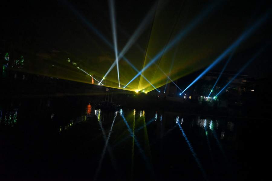 চার দিন ব্যাপী এই লেজ়ার শোয়ের থিম ‘মনে রেখো’। একই থিম বেছে নেওয়া হয়েছে পুজোর মণ্ডপের জন্যও। যে লেজ়ার শোয়ের মাধ্যমে পুরাণের নানা গল্পের সঙ্গেই অঙ্গদানের মতো গুরুত্বপূর্ণ বার্তাকে তুলে ধরা হয়েছে। 