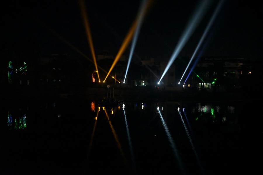 ‘মনে রেখো’ একটি নতুন ধরনের উদ্যোগ। শহরের বুকে অঙ্গদানের সচেতনতা প্রচারের উদ্দেশ্যে এই ধরনের প্রচারাভিযান আগে দেখা যায়নি। সমস্ত পরিকল্পনা ও ভাবনায় ছিল নারায়ণা হেলথ্। অঙ্গদানের মাধ্যমে যাঁরা মানুষকে জীবনদান করেছেন, তাঁদের ত্যাগ ও সাহসকে কুর্ণিশ জানাতেই এই লেজ়ার শো। 