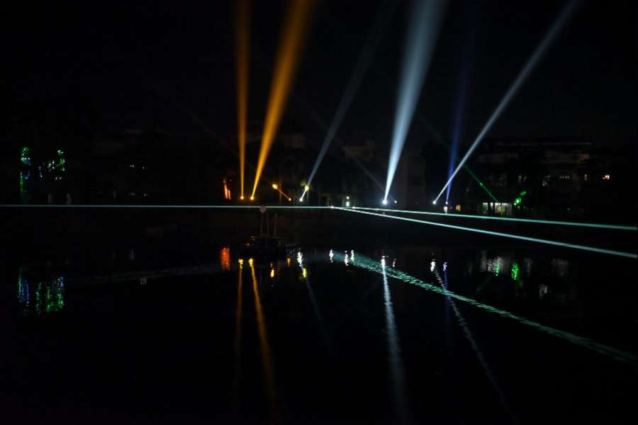 আদতে এই উদ্দেশ্যে যে সফল হয়েছে তা বলাই বাহুল্য। মানুষের ভিড় এবং তাদের স্বতঃস্ফূর্ত অংশগ্রহণ পরিচয়। কেবল এক লেজ়ার শো চাক্ষুষ করা নয়। বরং বহু মানুষ অঙ্গদানের মতো বিষয়ের গুরুত্ব বুঝতে পেরেছেন এই লেজ়ার শোয়ের মাধ্যমে বলে জানিয়েছেন সাংবাদিকদের কাছে। 