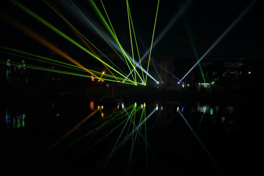 অভিনব এক উপস্থাপনা। বাংলার সংস্কৃতির উদযাপনের সঙ্গে তাল মিলিয়ে সামাজিক সচেতনতা গড়ে তোলারও এক অন্য ধারার প্রচেষ্টা। অনুষ্ঠানটির ভাষ্যপাঠ করেছেন মীর। স্বভাবতই অনুষ্ঠানের নতুনত্ব চোখ টেনেছে আমজনতার। জল এবং আলোর এই খেলা দেখতে কাতারে কাতারে মানুষ ভিড় জমিয়েছেন চন্দননগরের মধ্যাঞ্চলে। 