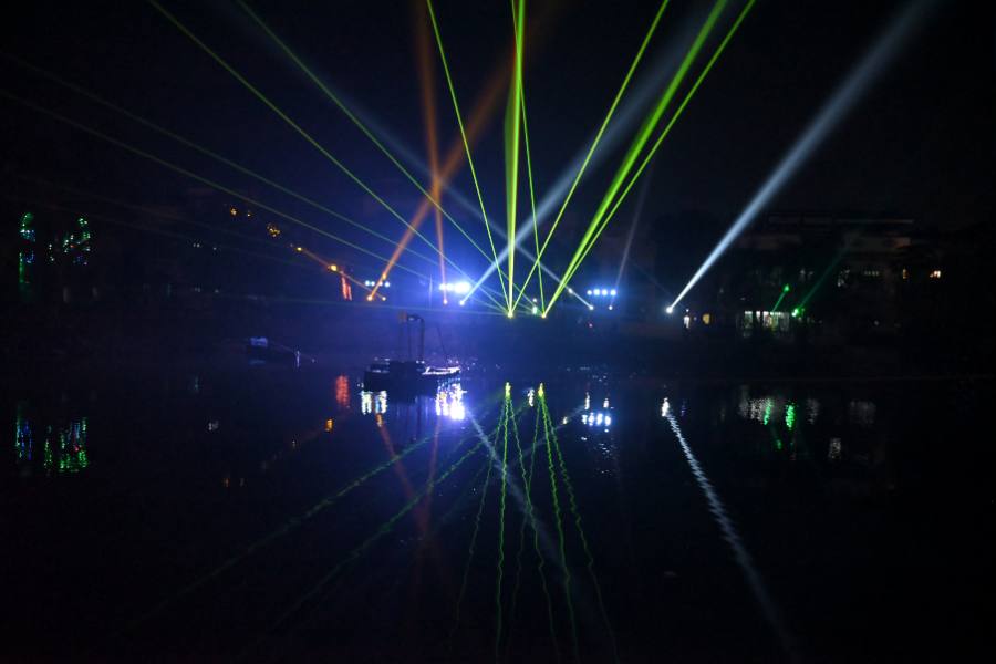 কিন্তু কেন এমন উদ্যোগ নিয়েছে নারায়াণা হেলথ্? সংস্থার তরফে জানানো হয়েছে কোনও একটি উৎসবকে কেন্দ্র করে অঙ্গদানের গুরুত্বকে দর্শকদের মনে গেঁথে দেওয়াই মূল লক্ষ্য এই লেজ়ার শোয়ের। সেই সঙ্গে শোয়ের এই মনকাড়া গল্পের মধ্যে ফুটে ওঠা অঙ্গদান এবং প্রাণ বাঁচানোর বার্তা, উদ্বুদ্ধ করবে দর্শকদের, যাতে তাঁরাও কারও জীবনের আশার প্রদীপ হিসেবে দেখা দিতে পারেন। 