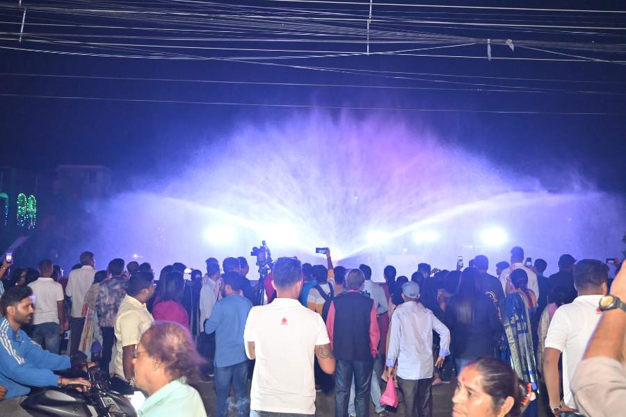 সেই সঙ্গে সাধারণ মানুষের কাছে আবেদন করা হয়েছে অঙ্গদানের মতো পুণ্য কাজে এগিয়ে আসার জন্য। ১৯ নভেম্বর থেকে ২২ নভেম্বর, সন্ধ্যে নামার সঙ্গে সঙ্গে ৬টা থেকে চন্দননগরের মধ্যাঞ্চলেও নেমেছে সাধারণ মানুষের ঢল। 