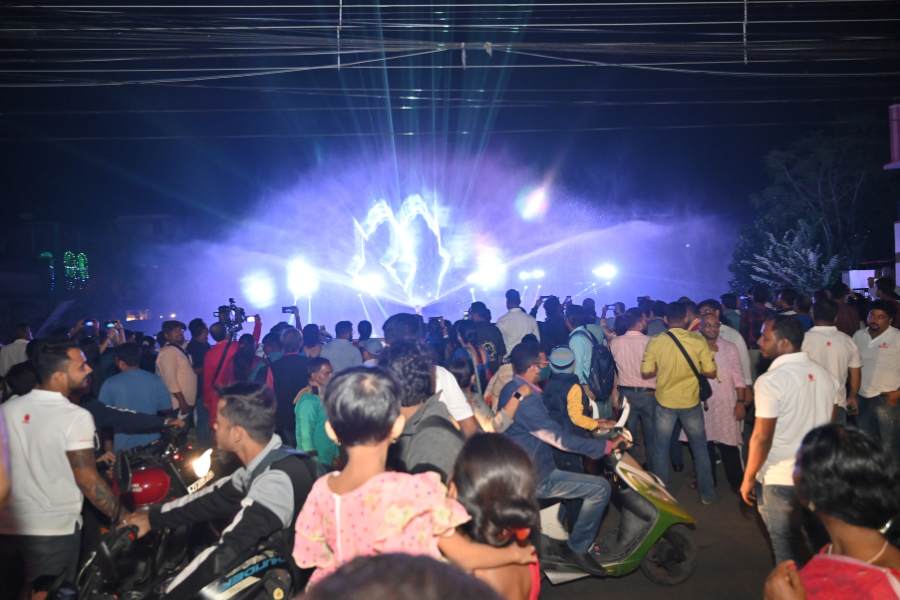 অনুষ্ঠান প্রসঙ্গে নারায়ণা হেলথের গ্রুপ সিওও আর ভেঙ্কটেশ জানান, “আমরা বিশ্বাস করি ‘মনে রেখো’ শুধু যোগাযোগ স্থাপনেরই কাজ করবে না, সেই সঙ্গে মানুষকে অনুপ্রেরণা যোগাবে অঙ্গদানের মতো মহান কাজের  উদ্দেশ্যে নিজেদের ব্রতী করতে। এই লেজ়ার শো’টি আসলে কাজে এগিয়ে আসার ডাক। যা সবার কাছে আর্জি রাখছে অঙ্গদানে অংশ হওয়ার পাশাপাশি মানুষকে সাহায্য করার এই উদ্যোগের সামিল হতে। এই সব মানুষ অন্য কোনও মানুষের আশার আলো হয়ে উঠতে পারবেন, এবং ভবিষ্যতে সেই মানুষের মধ্যে দিয়ে তিনিও জীবিত থাকবেন বহু দিন।”