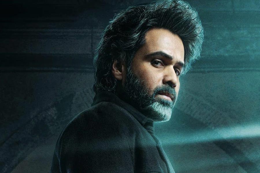 চলতি মাসে প্রেক্ষাগৃহে মুক্তি পেয়েছে ‘টাইগার ৩’। সলমন খান এবং ক্যাটরিনা কইফের পাশাপাশি এই ছবিতে অভিনয় করতে দেখা গিয়েছে ইমরানকেও। এই ছবিতে খলনায়কের চরিত্রে অভিনয় করে বহুল প্রশংসা কুড়িয়েছেন তিনি। তবে ঐশ্বর্যাকে নিয়ে মন্তব্য করে অভিনেত্রীর রোষের মুখে পড়েছেন ইমরান।