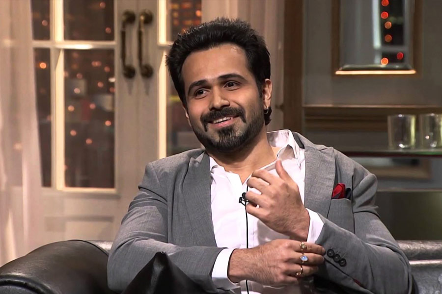 শো চলাকালীন অতিথিদের সঙ্গে একটি প্রশ্নোত্তর পর্ব চালান সঞ্চালক কর্ণ। দুই অতিথির মধ্যে যিনি ভাল উত্তর দেন বিজয়ী হিসাবে তাঁকে বিশেষ উপহার দেওয়ার নিয়ম রয়েছে এই শোয়ে। এই প্রশ্নোত্তর পর্বে ইমরানের জবাবকে ঘিরেই শুরু হয় বিতর্ক এবং সমালোচনা।