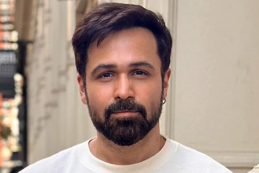 ইমরানের আরও দাবি, মহেশ নাকি ‘ডাকাতি’ করেন। ইমরানের ভাগের অর্থ খরচ করেই নাকি পেন্টহাউস কিনেছেন মহেশ। কর্ণের শোয়ের পরে বলিপাড়ার অনেকেই ইমরানের থেকে মুখ ফিরিয়ে নেন বলে জানান অভিনেতা।