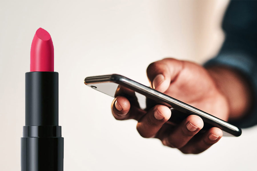 Mumbai woman orders lipstick worth rupees three hundred, loses one lakh rupees during delivery.