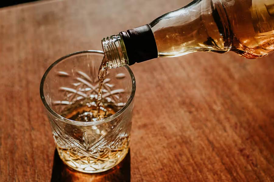 ঘোল মাছের সবচেয়ে জরুরি কার্যকারিতা হল মদ। মদ তৈরিতে এই মাছ কাজে লাগে। বিভিন্ন ব্র্যান্ডের বিয়ার এবং ওয়াইন এই মাছ দিয়ে তৈরি করা হয়। ঘোল মাছের ওয়াইন বা বিয়ারের দামও তুলনায় বেশি। ওয়াইন তৈরিতে অধিক কার্যকরী ঘোলের পটকা।