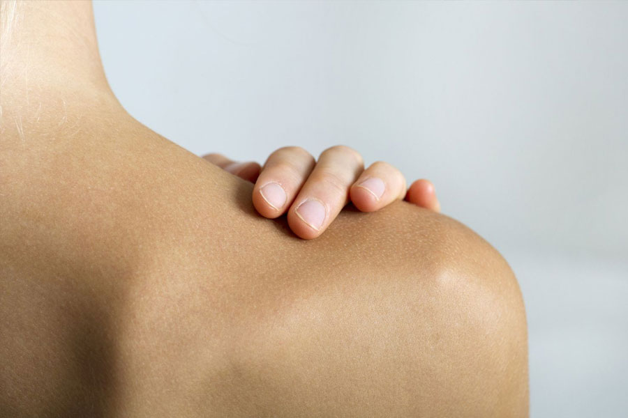 ত্বকের পক্ষেও ঘোল মাছ উপকারী। এটি ত্বকের ঔজ্জ্বল্য, পুষ্টি বৃদ্ধি করে এবং ত্বককে সুন্দর করে তোলে। তাই প্রসাধন সামগ্রীর বাজারেও এই মাছের কদর রয়েছে। ঘোল মাছের ফুলকা রোগ প্রতিরোধ ক্ষমতা বৃদ্ধি করে।