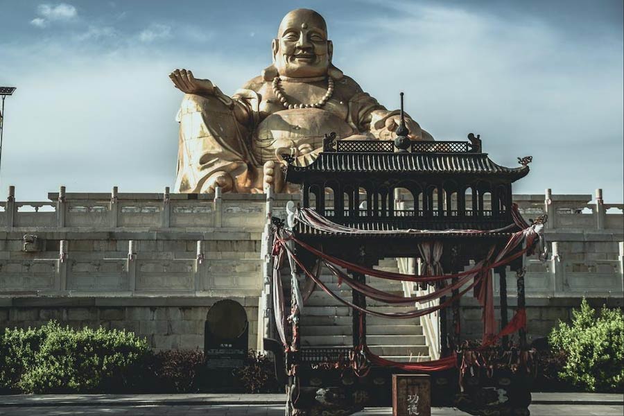 চিনের প্রায় সর্বত্রই বৌদ্ধ সংস্কৃতির চিহ্ন ছড়িয়ে রয়েছে। সে দেশের প্রাচীন ধর্ম কনফুসীয় মতবাদের সঙ্গে বৌদ্ধ দর্শনের আদান-প্রদানে এক বিশেষ সংস্কৃতির জন্ম হয়। বুদ্ধ চিনে জনপ্রিয় হয়ে ওঠেন। এমনকি, চিনের লৌকিক দেবতাদের অনেকেই বৌদ্ধ দেবলোকে স্থান পান। এমন কিছু দেবমূর্তিকে চিনের মানুষ ‘বুদ্ধ’ বলে মানতে শুরু করেন, যাঁদের সঙ্গে শাক্যসিংহ সিদ্ধার্থের কোনও সম্পর্কই নেই।