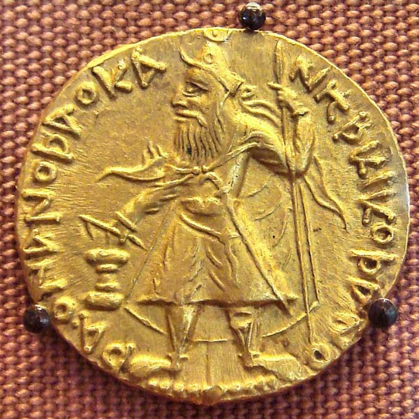 কিন্তু এ কথা কিছুতেই অস্বীকার করা যায় না যে, চিন এক সময় সার্বিক ভাবেই বুদ্ধ, ধম্ম ও সঙ্ঘকে মেনে নিয়েছিল। চিনের বিভিন্ন অঞ্চলে স্থাপিত হয়েছিল বৌদ্ধ মঠ। খ্রিস্টীয় প্রথম শতকে কুষাণ আমলে সম্রাট কণিষ্কের কালেই জন্ম নেয় মহাযানবাদ। বৌদ্ধধর্মের এই রূপটি ভারতের সীমানা ছাড়িয়ে এশিয়ার বিভিন্ন অঞ্চলে ছড়িয়ে পড়ে।