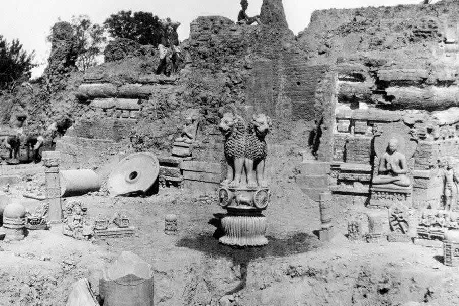 সম্রাট অশোকের অন্যতম কীর্তি তাঁর সাম্রাজ্যের সীমানা বরাবর কিছু স্তম্ভ নির্মাণ। অশোক স্তম্ভগুলির অন্যতম বৈশিষ্ট্য তার শীর্ষে থাকা সিংহের অবয়ব। বর্তমান উত্তরপ্রদেশের সারনাথে এক বৌদ্ধ বিহার ও স্তূপের ধংসাবশেষ রয়েছে। বৌদ্ধ সূত্র থেকে জানা যায়, সারনাথেই বুদ্ধদেব সর্বপ্রথম তাঁর ধর্ম প্রচার করেছিলেন। বা বলা ভাল, তাঁর নির্বাণ-জাত উপলব্ধিকে ব্যক্ত করেছিলেন। আদি বৌদ্ধ ধর্মে সারনাথ অতি গুরুত্বপূর্ণ তীর্থ হিসাবে পরিচিত। সম্রাট অশোক এখানে তাঁর অন্যতম স্তম্ভটি নির্মাণ করান। যার শীর্ষদেশের চারটি সিংহ স্বাধীন ভারতের রাষ্ট্রীয় প্রতীক।