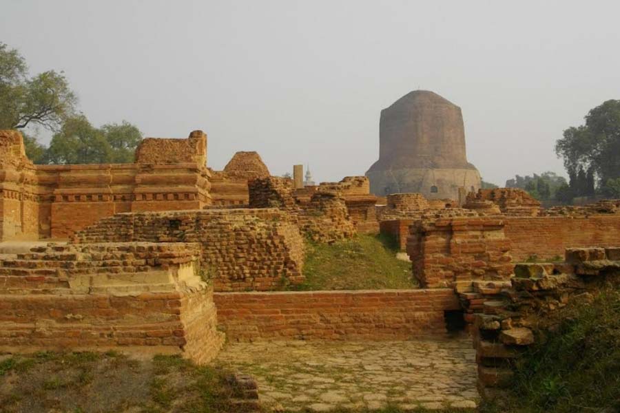 বর্তমান তিব্বত সংলগ্ন চিনের চিংহাই প্রদেশে অশোক একটি স্তূপ নির্মাণ করিয়েছিলেন। প্রতিটি বৌদ্ধ স্তূপ বুদ্ধের মহাপরিনির্বাণের প্রতীক। প্রতিটিতেই বুদ্ধের দেহাবশেষ রক্ষিত আছে। অশোক নির্মিত এই স্তূপও তার ব্যতিক্রম ছিল না। সিল্ক রুট বা রেশম পথের উপর অবস্থিত চিংহাই। এই পথ দিয়েই চিনের সঙ্গে ভারত ও পশ্চিম এশিয়ার বাণিজ্য চলত। কুষাণ আমলে এই অঞ্চলে মহাযান বৌদ্ধ ধর্ম বিশেষ প্রসার লাভ করে। (সঙ্গের ছবিটি সারনাথের স্তূপ ও বিহারের প্রত্নক্ষেত্রের)