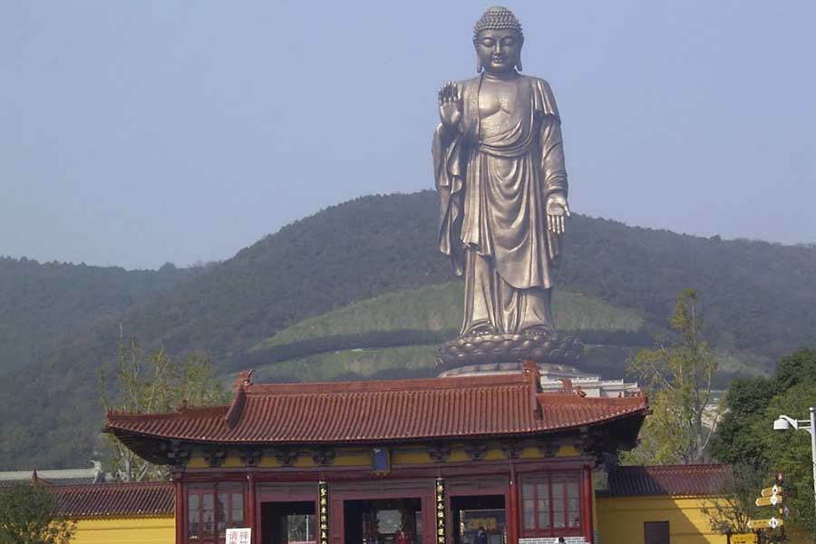 ২০০৭ থেকে ২০১৫ সাল পর্যন্ত খননকার্য চালিয়ে যে প্রত্নক্ষেত্রটি আবিষ্কৃত হয়, তার পুনর্গঠনের কাজ শুরু করা হয় এক ভারতীয় ভিক্ষুকে দিয়ে বৌদ্ধ আচার পালন করে। ভারত থেকেই যে বৌদ্ধ ধর্ম চিনে পোঁছেছিল, এই উদ্বোধন অনুষ্ঠানকে তারই স্মারক বলে প্রচার করা হয়। (সঙ্গের ছবিটি প্রত্নক্ষেত্রের সাম্প্রতিক সময়ের)