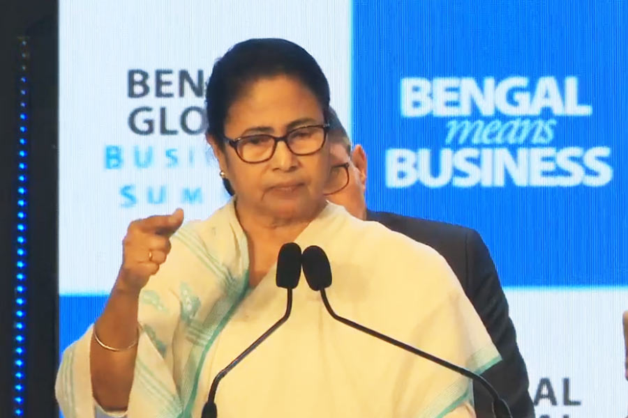 Mamata Banerjee criticizes role of central agencies from Bengal Global Business Summit.