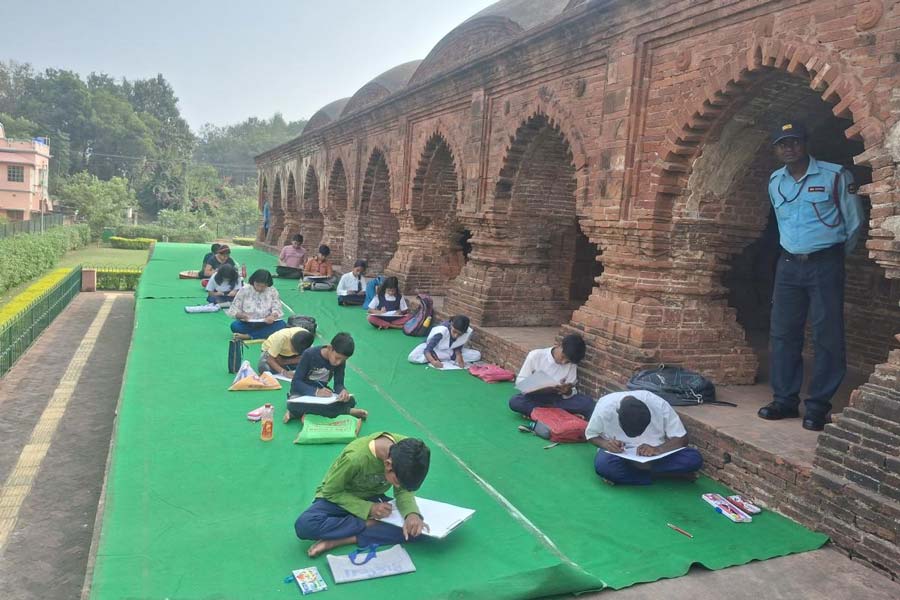 রাসমঞ্চে চলল অঙ্কণ প্রতিযোগীতা।
