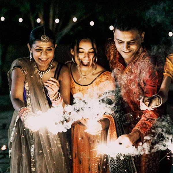 দীপাবলি উপলক্ষে বলিউডের তারকাদের বাড়িতে দেখা যায় আলোর রোশনাই। অনুষ্ঠানের আয়োজনে জমজমাট থাকে বলিপাড়া। তারকাদের বাড়ির পার্টিতে অতিথি হিসাবে উপস্থিত থাকেন অন্য তারকারা।