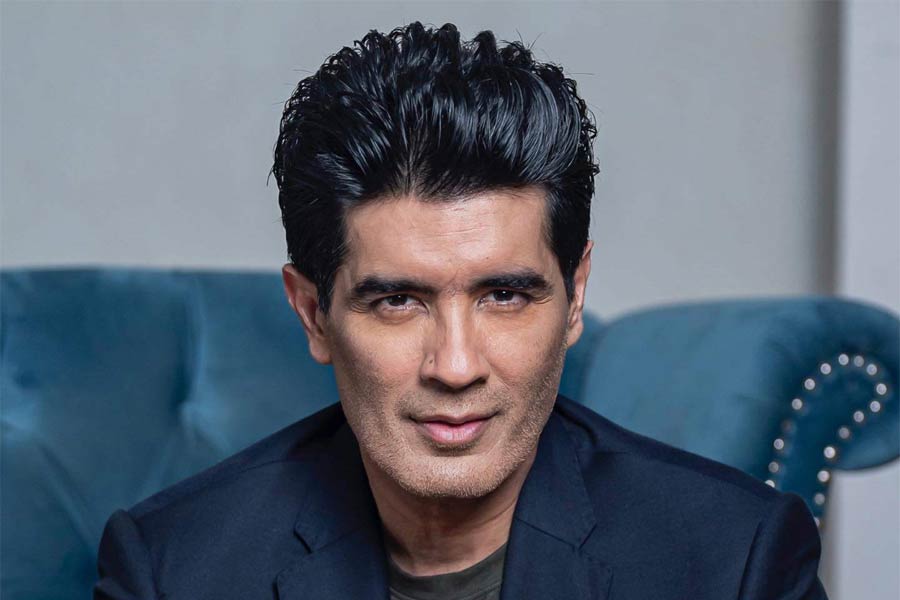 বলিপাড়ায় তাবড় তারকাদের বাড়িতে দীপাবলি উপলক্ষে পার্টির আয়োজন করা হলেও সকলের নজর থাকে মণীশের পার্টির দিকে। সে পার্টি যেন নজরকাড়া।