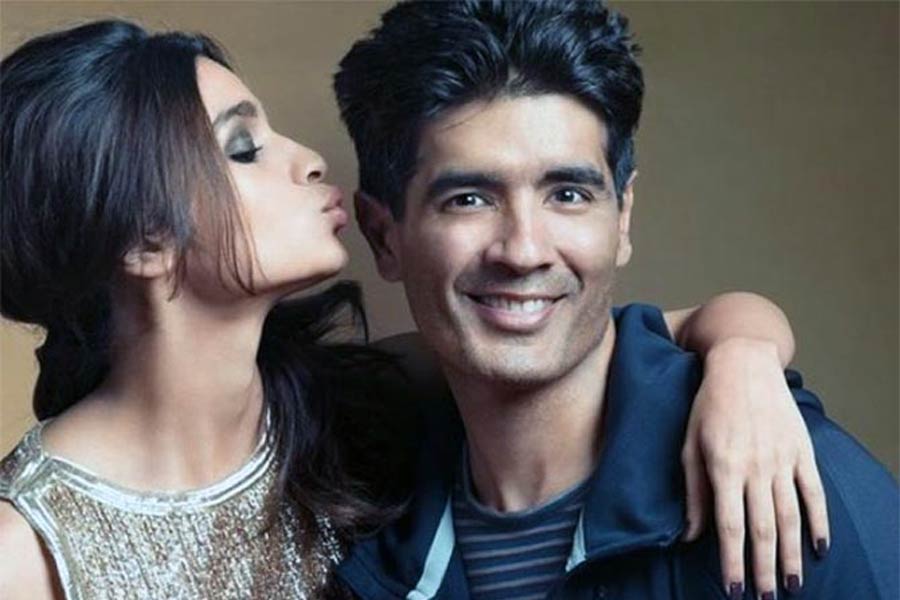 এমনকি, মণীশের পার্টিতে কোন পোশাক পরে যাবেন তা আগে থেকেই ঠিক করে রাখেন অনুষ্ঠানে নিমন্ত্রিত অতিথিরা।