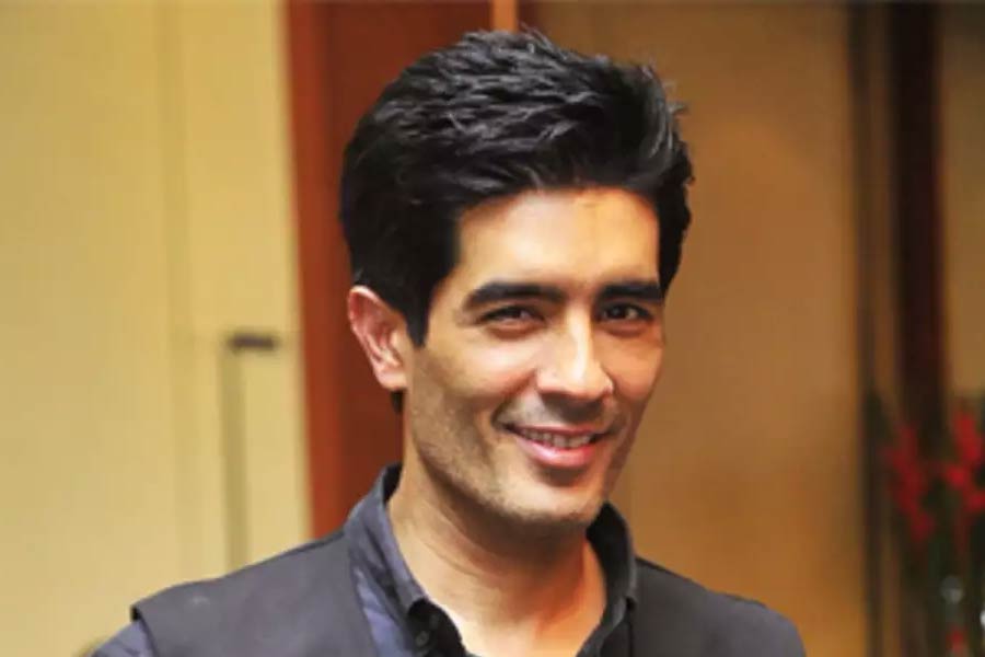 ফারহা জানান, নিজের ডিজ়াইন করা পোশাকই অতিথিদের পরতে দেন মণীশ। কিন্তু সে পোশাকগুলি উপহার হিসাবে দেন না তিনি।