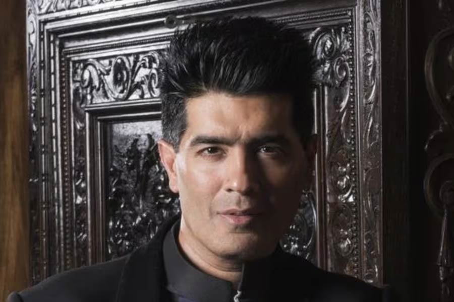 ফারহার দাবি, নিজের পার্টিতে পরে আসার জন্য অতিথিদের পোশাক ভাড়া দেন মণীশ। অতিথিদের জন্য সেই পোশাকের মেয়াদ মাত্র এক দিন।