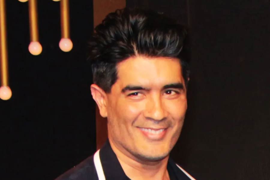 শুধুমাত্র দিওয়ালি পার্টিতে পরে যাওয়ার জন্যই অতিথিদের সে পোশাক দেন মণীশ। পার্টিতে পরা হয়ে গেলেই সে পোশাকগুলি আবার ফেরত নিয়ে নেন পোশাকশিল্পী।