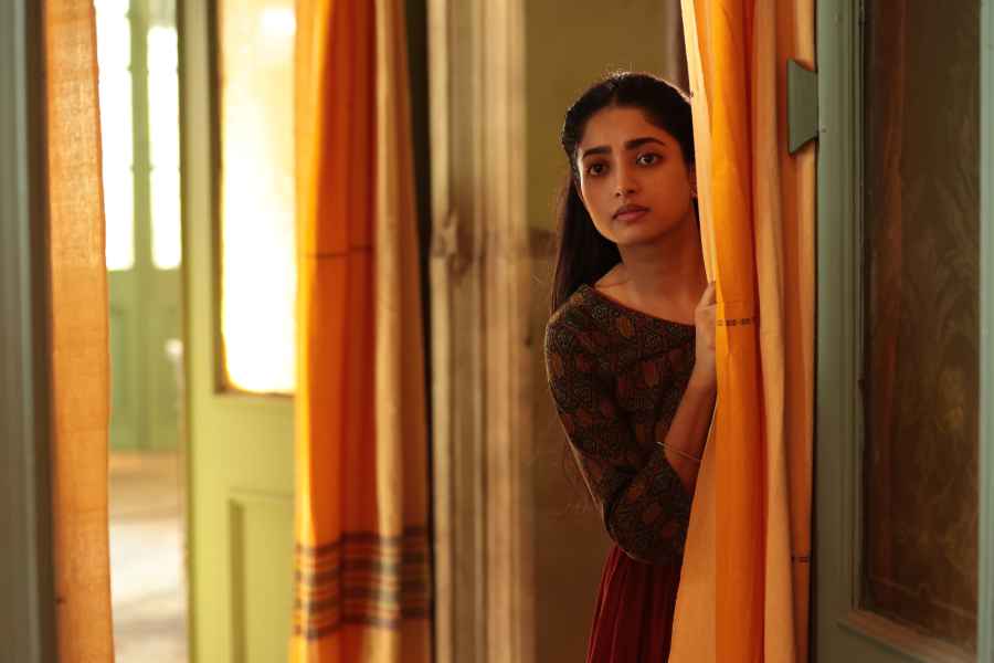 Tollywood actress Isha Saha speaks about her upcoming film Ektu sore boshun directed by Kamaleshwar Mukherjee.
