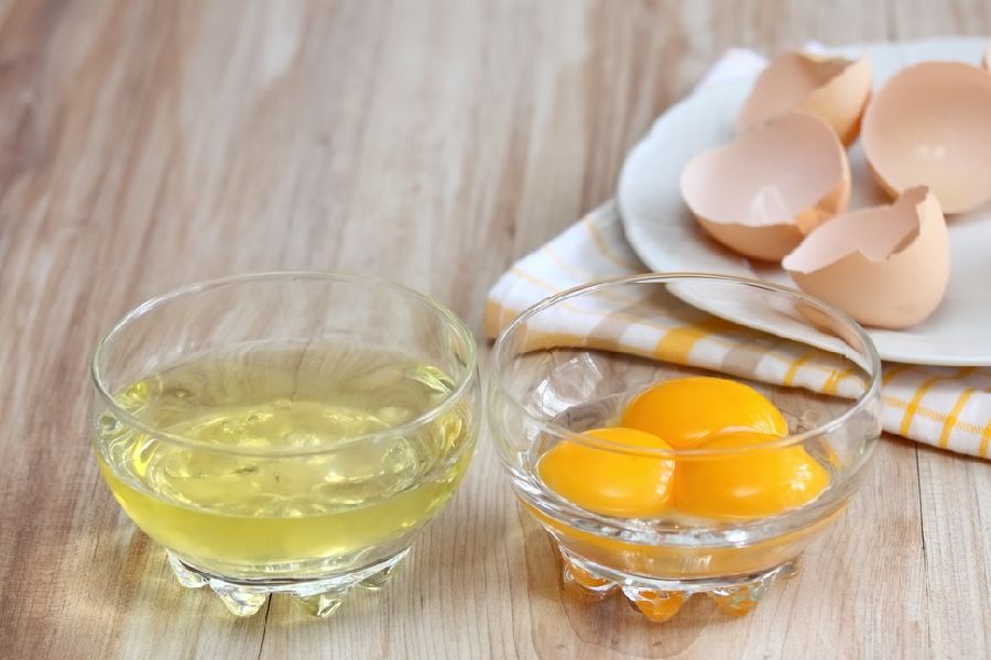 অমলেট তৈরির জন্য ডিম ফাটানোর সময় সতর্ক থাকুন। 