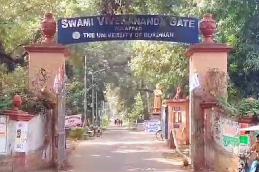 Bardhaman University suspends security officials after body found inside campus