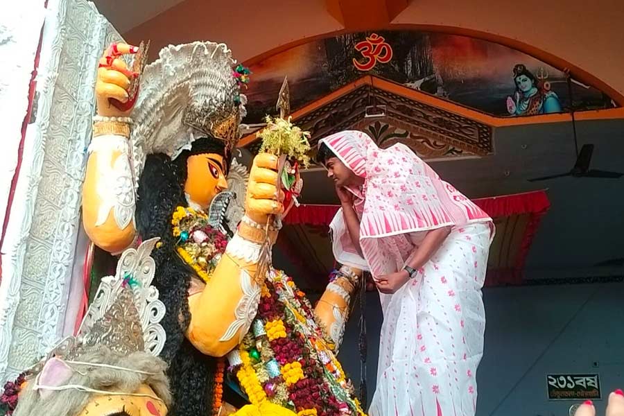 Male members worshipped Jagaddhatri idol like women in Bhadreswar of Hooghly