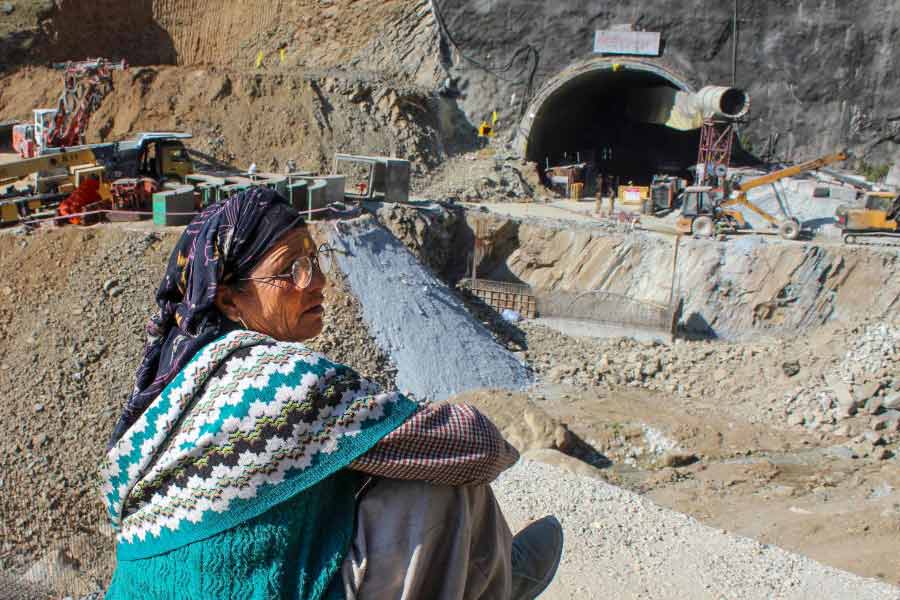 Rescuers prepared to pull out trapped workers in Uttarkashi Tunnel
